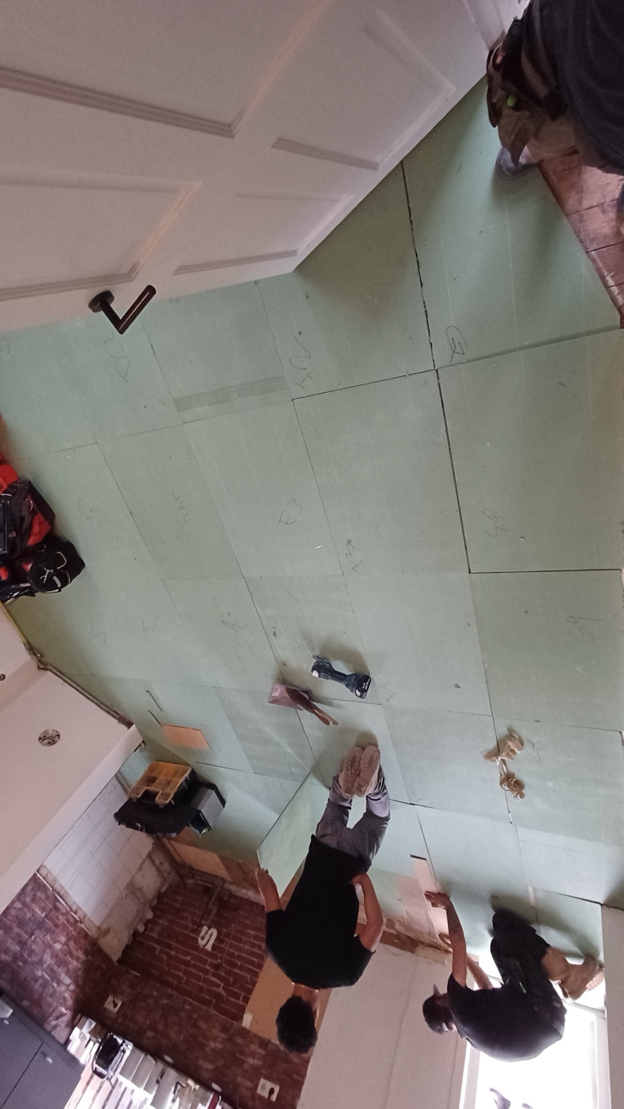 Het team van KB Solvers aan het werk op locatie in een Amsterdamse woning